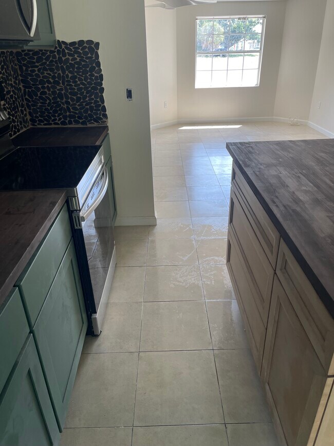Building Photo - 2019 Bayshore Gardens Pkwy