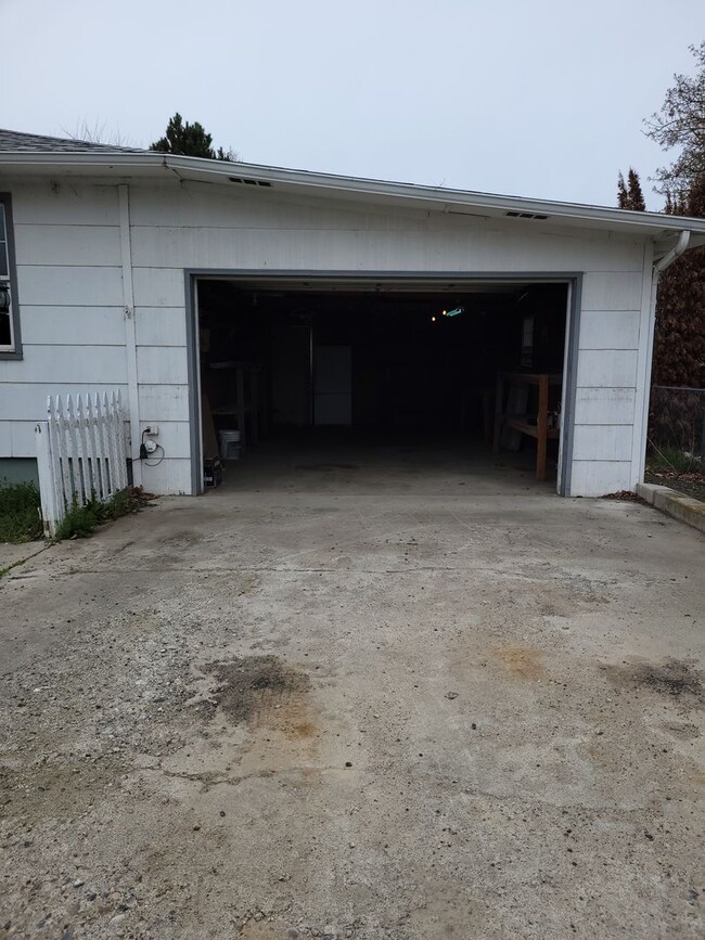Building Photo - Adorable 3 bedroom 1.5 bathroom house for ...
