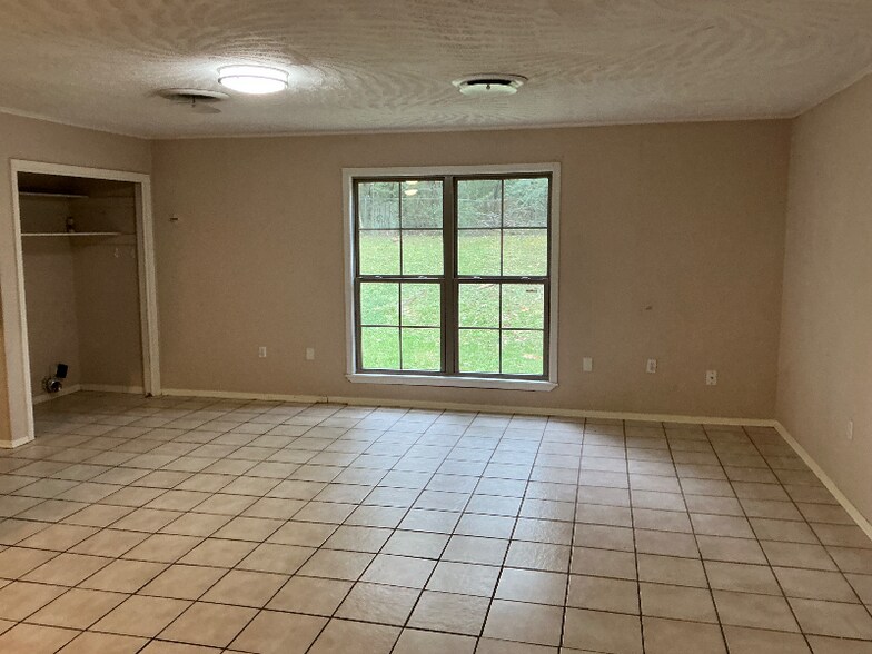 Building Photo - 402 Oakhill Cir