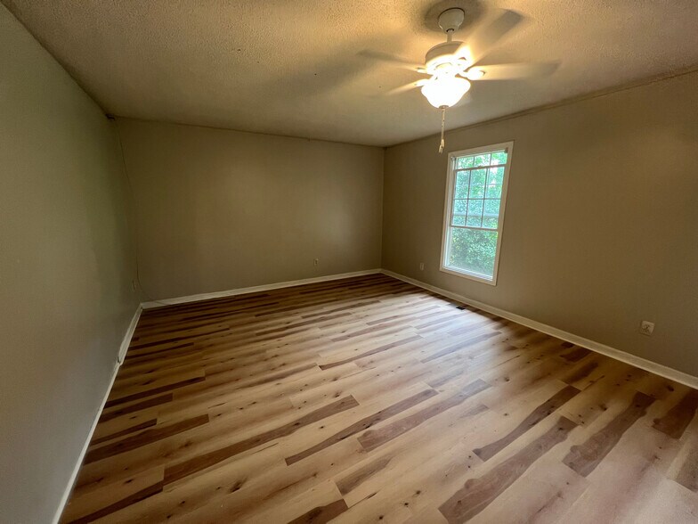 Building Photo - Room in House on Barrett Springs Dr