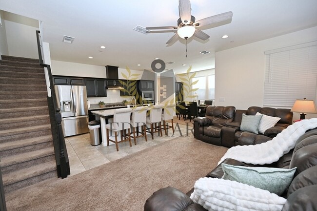 Building Photo - 893 Fir St W