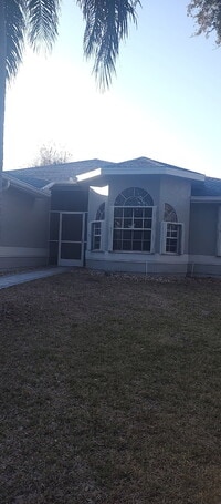 Building Photo - "Spacious 1732 Sq Ft 3-Bed, 2 Baths, in Tarpon Springs!"