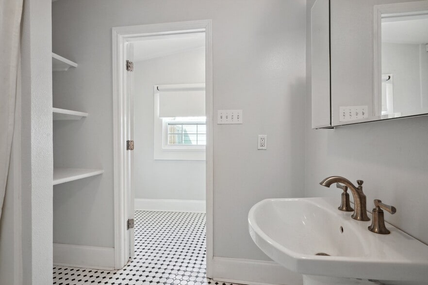 bath in rear - 3980 Annunciation St