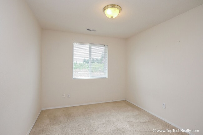 Building Photo - 6554 NE Forest Ln