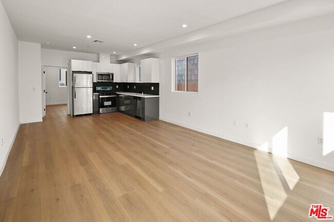 Building Photo - 1631 S New Hampshire Ave