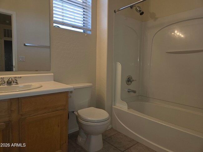 Building Photo - 426 N Oak St