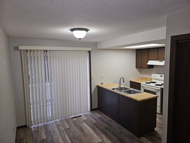 Building Photo - Large Two Bedroom Townhouse with Garage in...