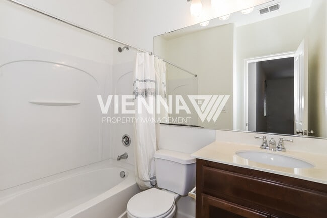 Building Photo - Beautiful Townhouse for Rent in Sacramento!