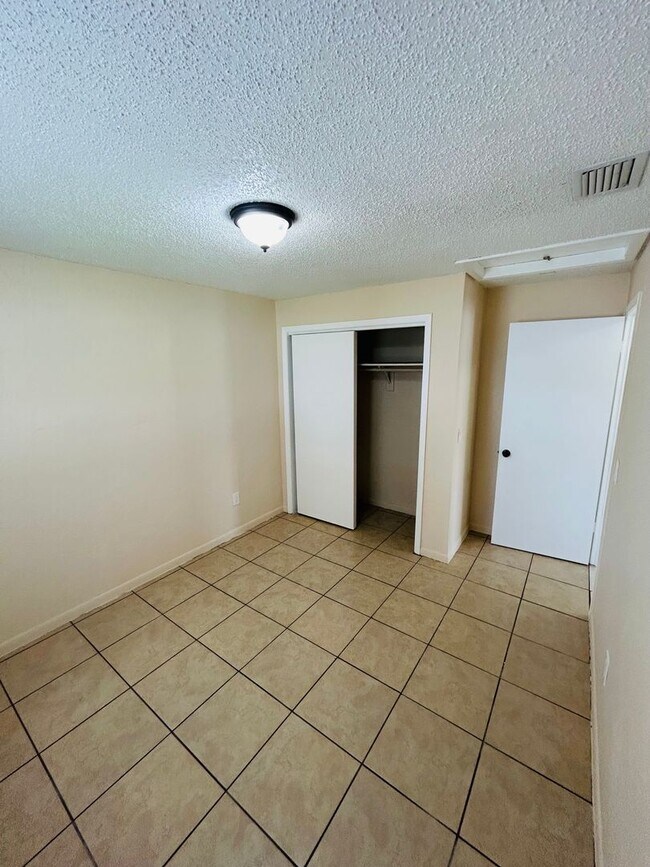 Building Photo - 2648 South Dr