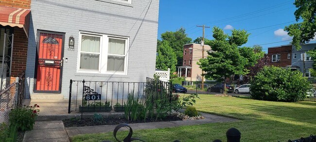Building Photo - 601 44th St NE