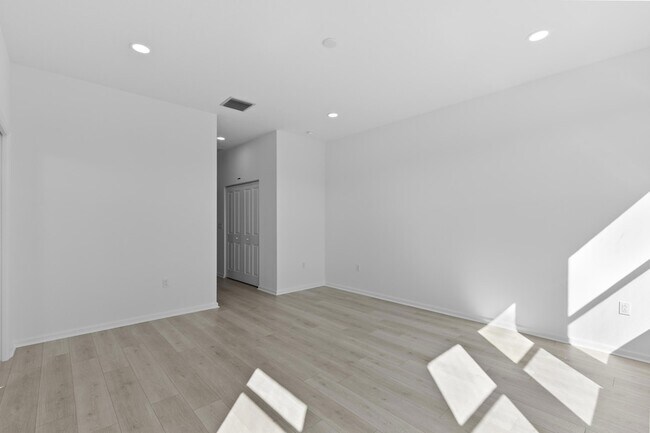 Building Photo - 4404 Longwood Lk Sq