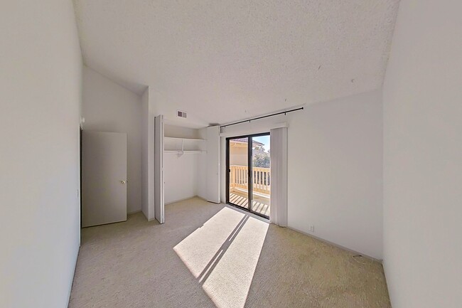 Building Photo - 2 Bedroom, 1.5 Bathroom Townhouse in San C...