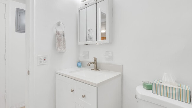 Building Photo - 711 SE 15th St