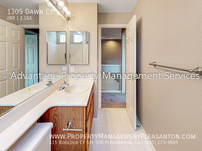 Building Photo - Spacious 2 Bed, 2.5 Bath, Townhome with 2-...