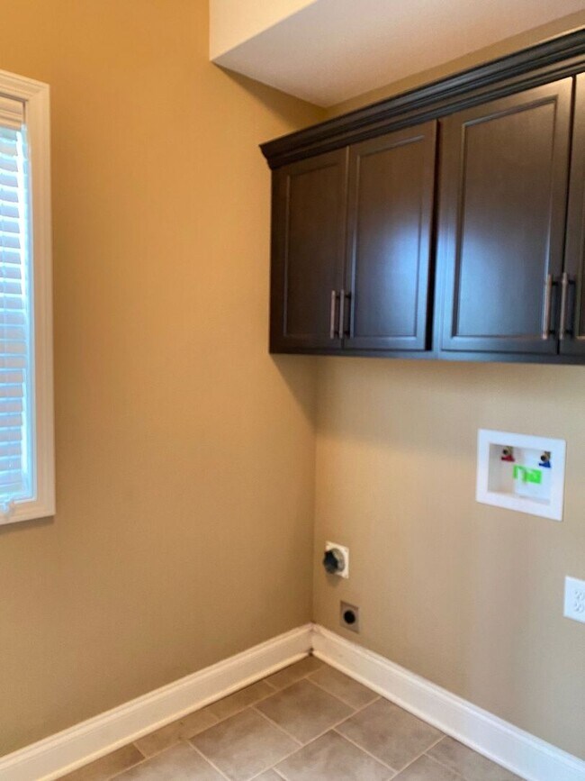 Building Photo - Beautiful Home! 4 Bed 2.5 Bath! Rossview S...
