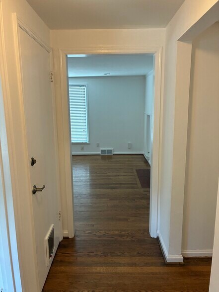 Building Photo - 3209 W 72nd St