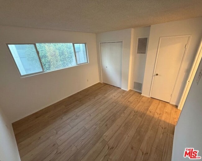 Building Photo - 1218 McClellan Dr