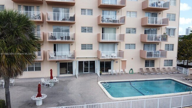 Building Photo - 2200 E Hallandale Beach Blvd