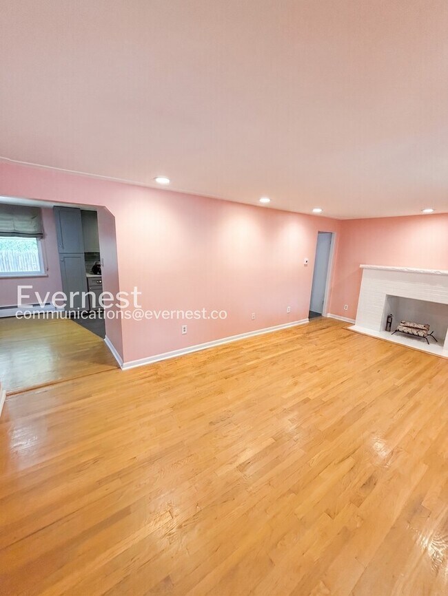 Building Photo - 4bed/2bath single family home in Denver with fenced yard/ Available now!