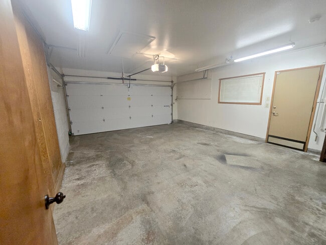 Building Photo - 164 N Harbor St