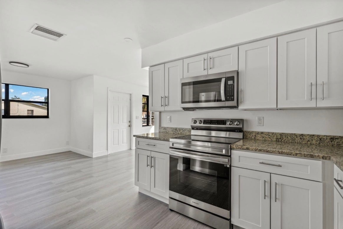 Building Photo - 230 SW 13th Ave