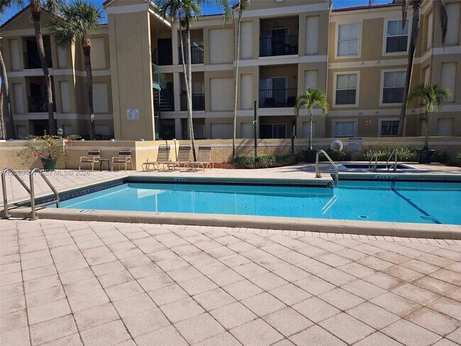 Building Photo - 733 Riverside Dr