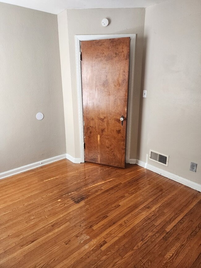 Building Photo - 2 Bed 1 Bath