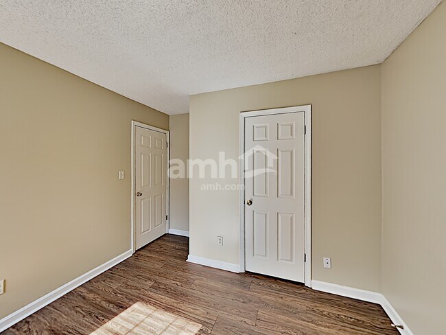 Building Photo - 5534 Ross Rd
