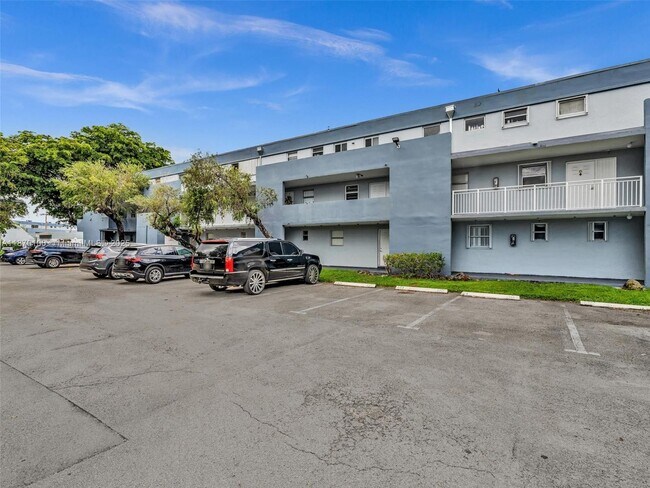 Building Photo - 9367 Fontainebleau Blvd
