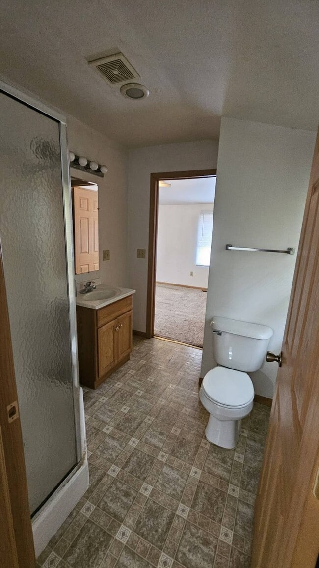 Building Photo - 6384 Oakwood Dr