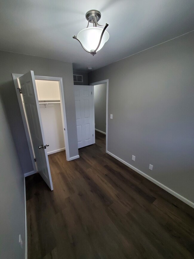 Building Photo - 12 Pebble Ct