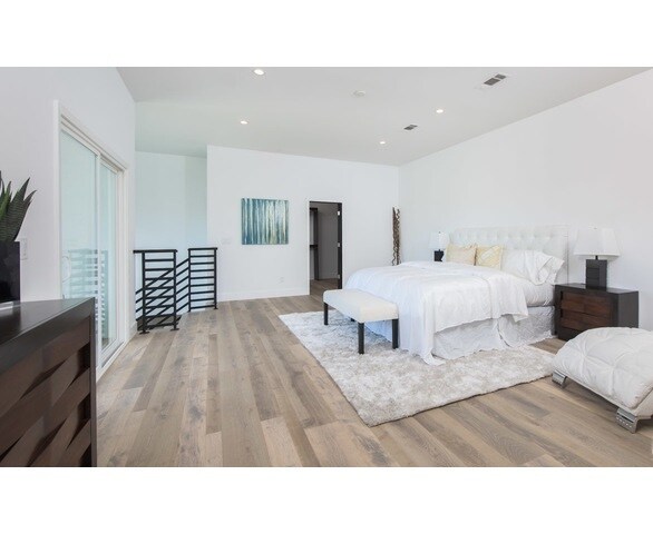 Building Photo - 15672 Castlewoods Dr
