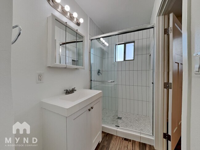 Building Photo - 1544 W 6th St