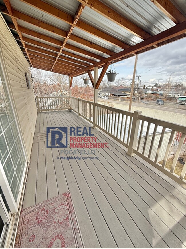 Building Photo - 708 Willow Ave