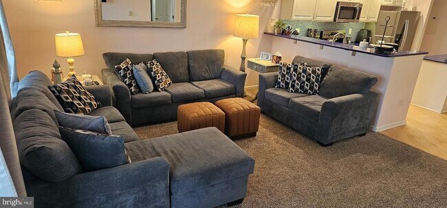 Building Photo - 3300 Sanibel Cir