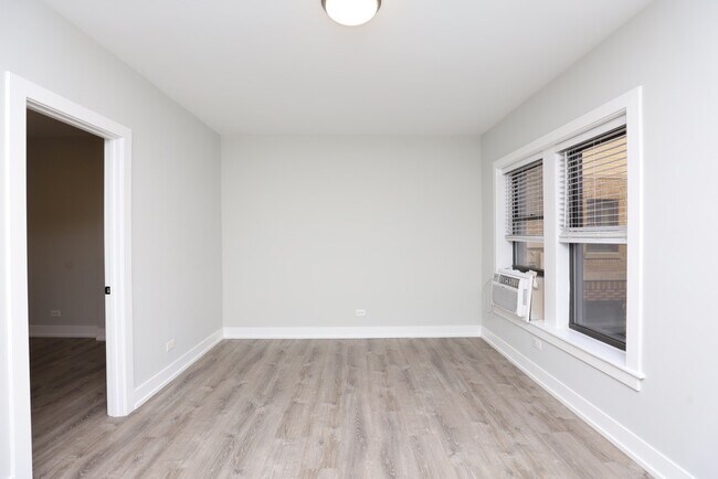 Building Photo - 716 W Brompton Ave