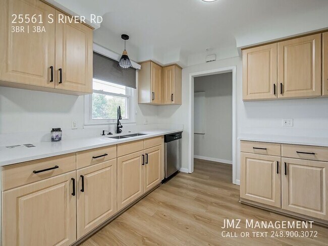 Building Photo - 25561 S River Rd