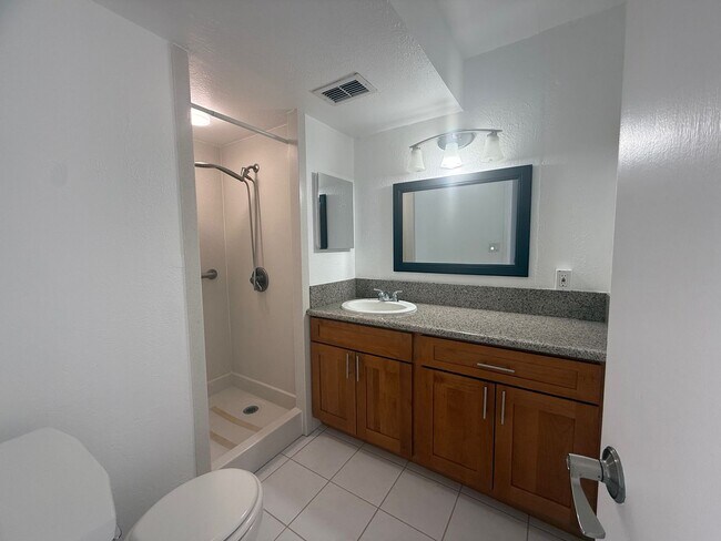 Building Photo - Remodeled 2 bedroom, 1 bath with assigned ...