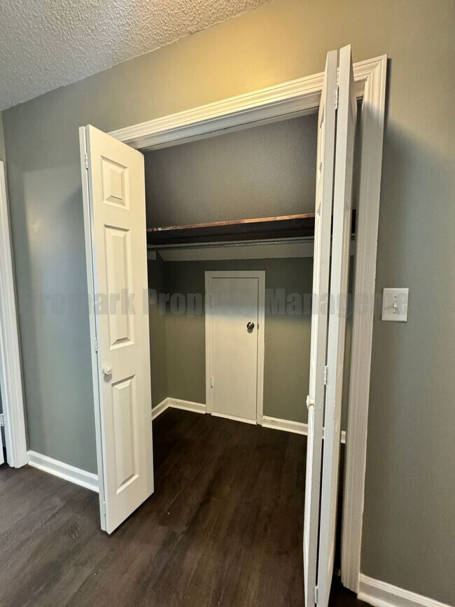 Building Photo - Newly Renovated 4 Bedroom 2 Bathroom