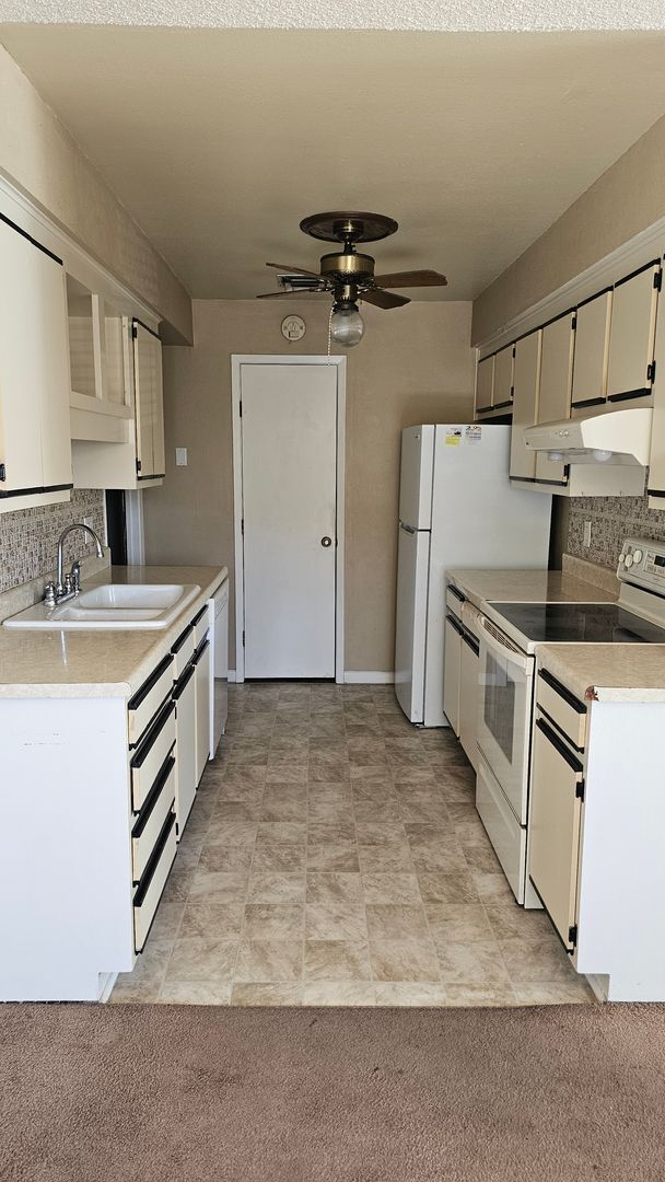 Building Photo - Condo with Garage, Private Patio & Unfinished Basement