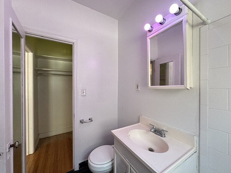 Building Photo - 562 W Arlington Pl