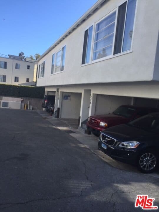 Building Photo - 617 Kelton Ave