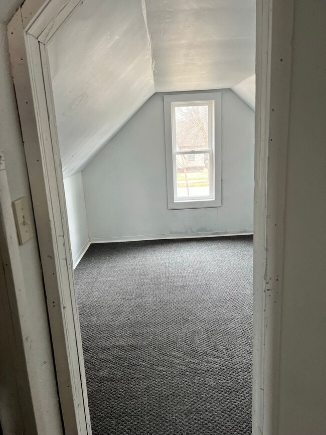 Building Photo - 3 Bedrooms, 1 Bathrooms Single Family Home...