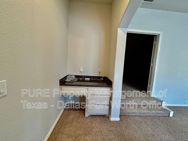 Building Photo - 511 Carnation Ln