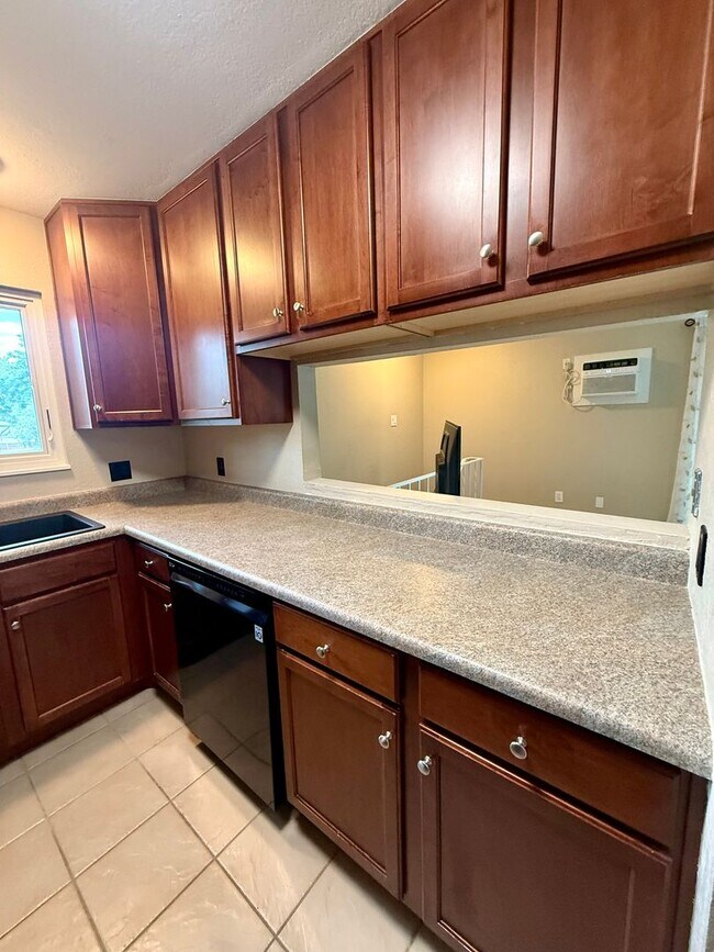 Building Photo - Charming 2BR Townhome w/ Attached Garage in Prime Lakewood Location!