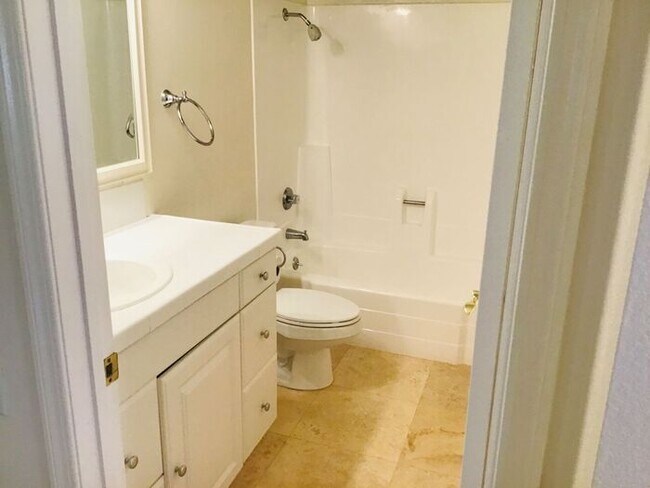 Building Photo - Newbury Park 4 bedroom