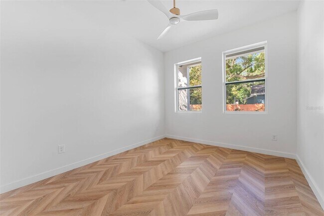 Building Photo - 102 W Adalee St