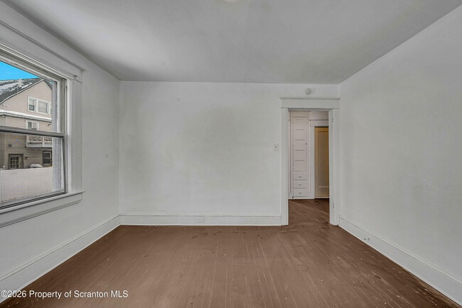 Building Photo - 208 E Warren St