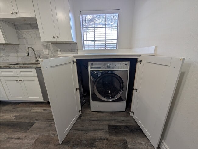 Building Photo - 2101 Fountain View Dr