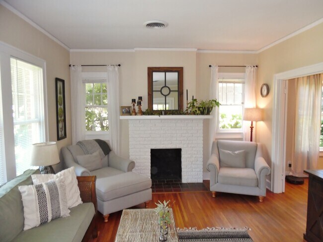 Building Photo - Bungalow in Mistletoe Heights!